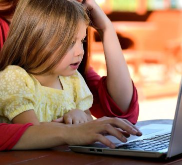 Congé parental, de maternité ou de paternité : 4 ressources pour vous aider à répondre aux questionnements de vos clients