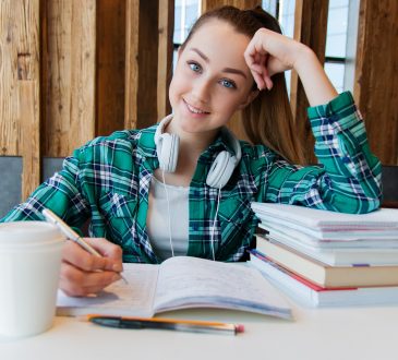 JeunesExplo – Stages d'un jour, l'organisme de référence qui aide des milliers de jeunes à trouver leur voie.