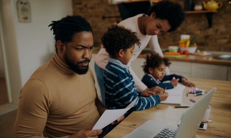 Certains Canadiens craignent que le travail à distance ne nuise à leur carrière