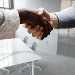 Pour vos clients nouveaux arrivants : vous êtes plus qu'un conseiller en emploi à leurs yeux