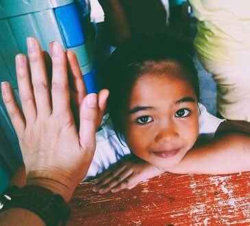 6 ressources pour vos clients intéressés par l’aide humanitaire et la coopération internationale