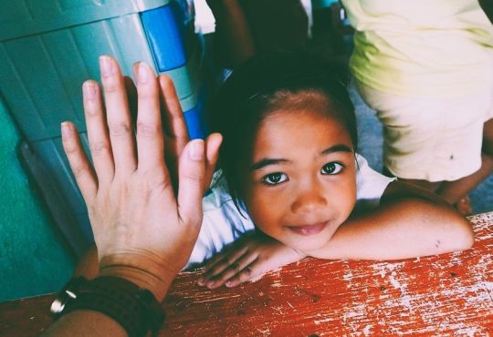 6 ressources pour vos clients intéressés par l’aide humanitaire et la coopération internationale