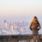 La vie, jalonnée de transitions inévitables, réserve l'une de ses étapes les plus complexes pour de nombreuses femmes : la ménopause, particulièrement la périménopause. Celle-ci, souvent éclipsée dans les couloirs professionnels, revêt une importance significative. Les changements physiques et émotionnels qu'elle induit peuvent susciter anxiété et crises existentielles. Cependant, démystifiée, cette transition peut devenir une opportunité de croissance personnelle et professionnelle. Cet article plonge dans les subtilités de la périménopause, explorant comment les femmes peuvent non seulement surmonter, mais tirer profit de cette phase au sein de leur vie professionnelle.
