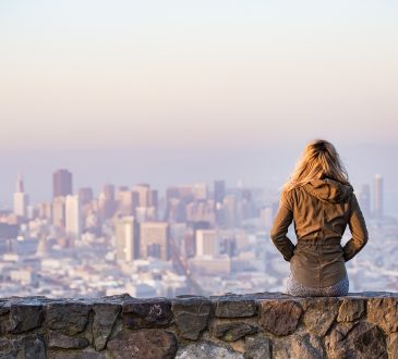 La vie, jalonnée de transitions inévitables, réserve l'une de ses étapes les plus complexes pour de nombreuses femmes : la ménopause, particulièrement la périménopause. Celle-ci, souvent éclipsée dans les couloirs professionnels, revêt une importance significative. Les changements physiques et émotionnels qu'elle induit peuvent susciter anxiété et crises existentielles. Cependant, démystifiée, cette transition peut devenir une opportunité de croissance personnelle et professionnelle. Cet article plonge dans les subtilités de la périménopause, explorant comment les femmes peuvent non seulement surmonter, mais tirer profit de cette phase au sein de leur vie professionnelle.