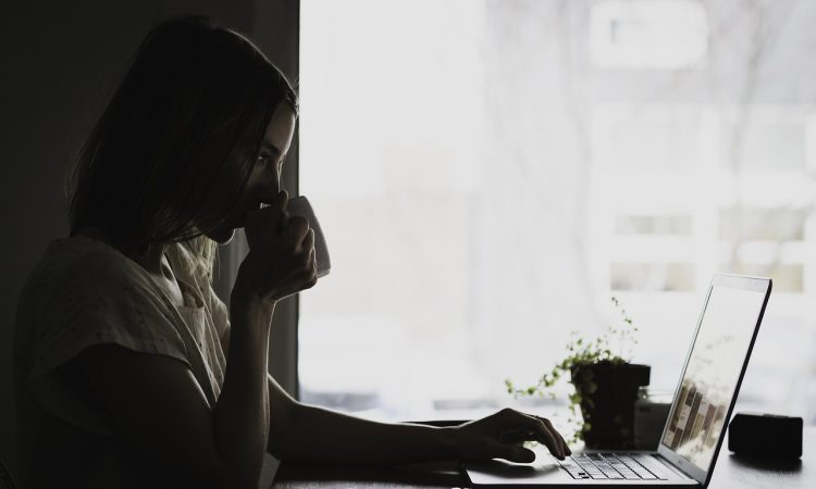 Les salons et foires de l’emploi sont des occasions idéales pour les chercheurs d’emploi de rencontrer, sous un même toit, des employeurs qui recrutent et des organismes œuvrant en employabilité. Voici une liste des salons et foires de l’emploi à venir en mars 2024. 