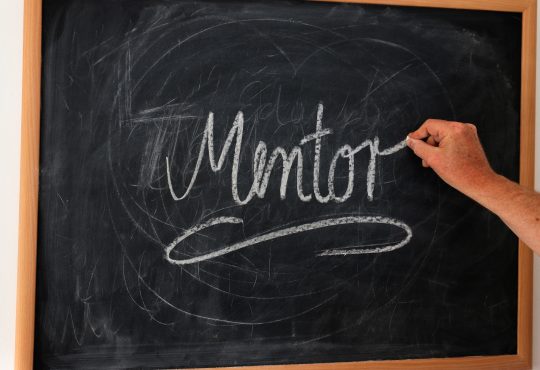 Mentorat jeunesse ou en milieu de travail : 4 ressources sur le sujet
