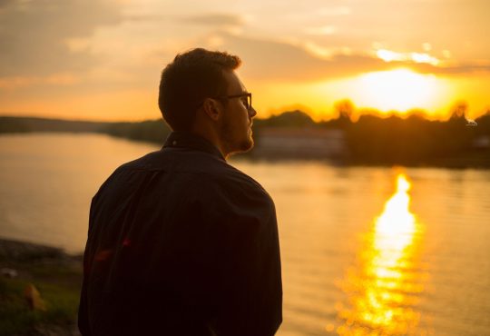 Avec l’avancée en âge, les confidences reçues s’accumulent d’année en année, surtout si nous fûmes ou sommes encore perçues comme des personnes d’écoute. Le plus souvent ces confidences sont précédées d’un exorde tel que : « C’est la première fois que je partage cela avec quelqu’un » ou « Je dis ça juste à toi » ou encore « Cela doit rester entre nous ».