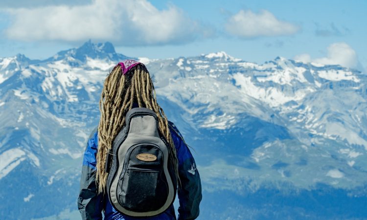 Depuis quelques années, dans mes mandats professionnels et mes intérêts personnels, avec les formations que j’ai prises, les rencontres avec différents professionnels, enseignants, organismes, entrepreneurs, chercheurs, comités, parents, il me semble que les notions des réalités neuro-développementales ou de santé scolaire (DYS, douance, TDAH) ne sont pas des notions claires qui sont apprises au sein des écoles, afin de comprendre et soutenir les jeunes, les parents et les intervenants scolaires