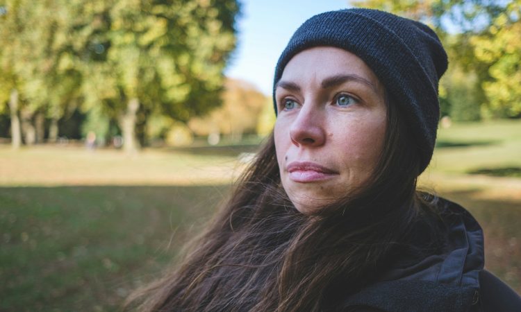 Une femme qui regarde vers l'avant