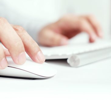 Personne qui travaille à l'ordinateur.