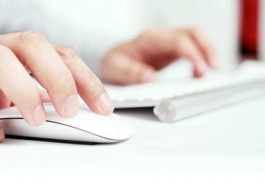 Personne qui travaille à l'ordinateur.