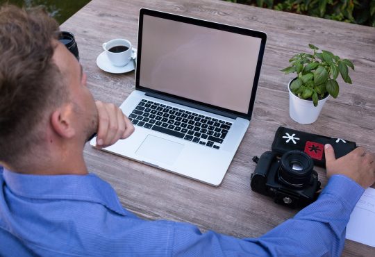 Homme qui regarde son écran d'ordinateur.