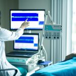 Travailleuse en santé qui regarde les résultats d'un patient à l'aide d'un écran.