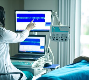 Travailleuse en santé qui regarde les résultats d'un patient à l'aide d'un écran.
