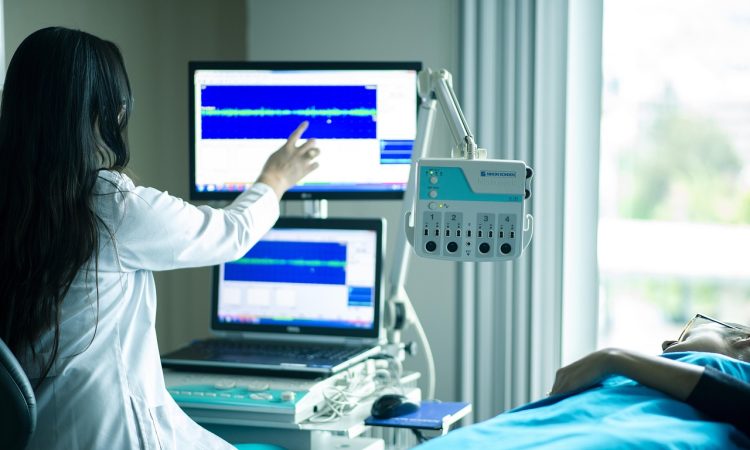 Travailleuse en santé qui regarde les résultats d'un patient à l'aide d'un écran.