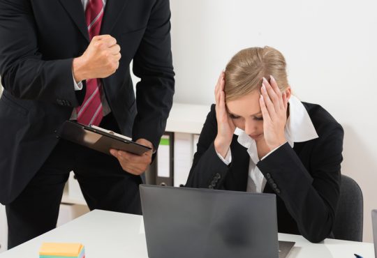 Personne qui se prend la tête devant son ordinateur