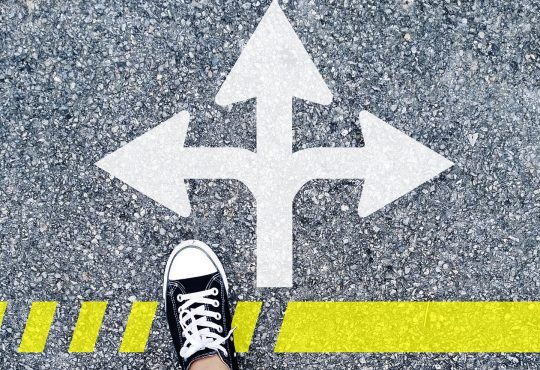 Personne qui arrive à une intersection.