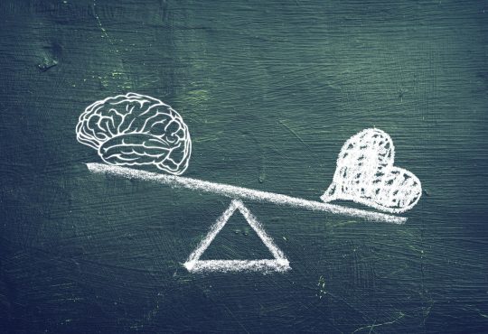 Cerveau et coeur sur une balance