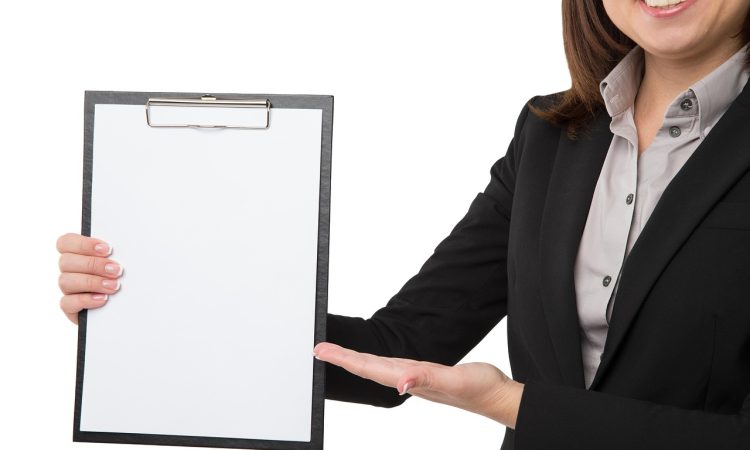 Une professionnelle qui présente une affiche.