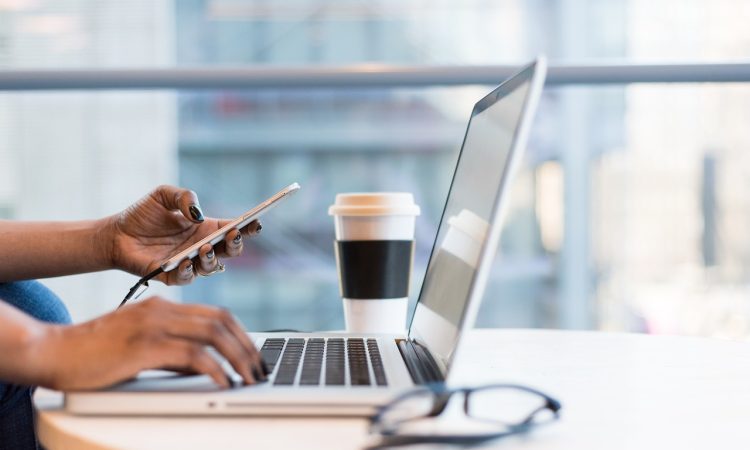 Personne qui cherche un emploi à l'ordinateur