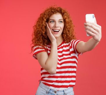 Jeune fille qui fait un selfie