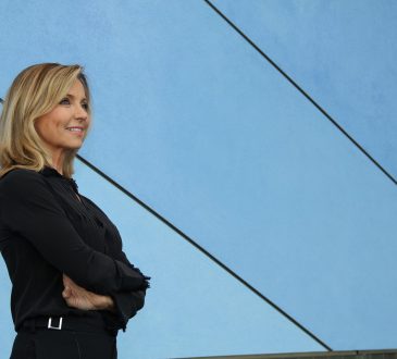 Femme qui regarde vers l'avant