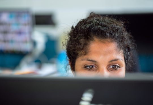 Femme qui regarde son écran d'ordinateur