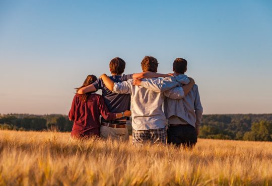 Jeunes qui se tiennent par le cou
