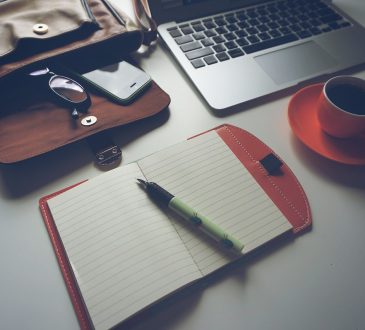 Ordinateur et carnet de notes