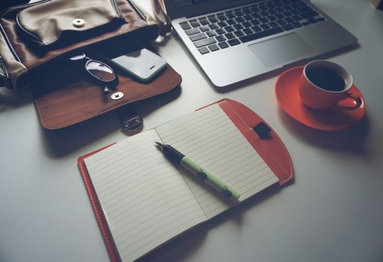 Ordinateur et carnet de notes