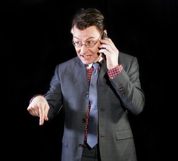 Gestionnaire qui pointe du doigt