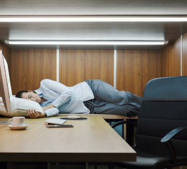 Une personne qui fait la sieste au bureau