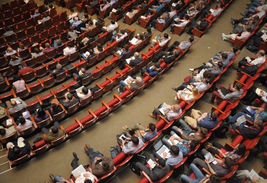 Salle bondée de personnes