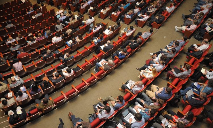 Salle bondée de personnes