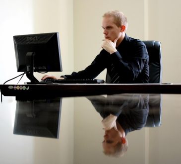 Homme d'affaires qui regarde son ordinateur