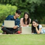Étudiants qui regardent un ordinateur.