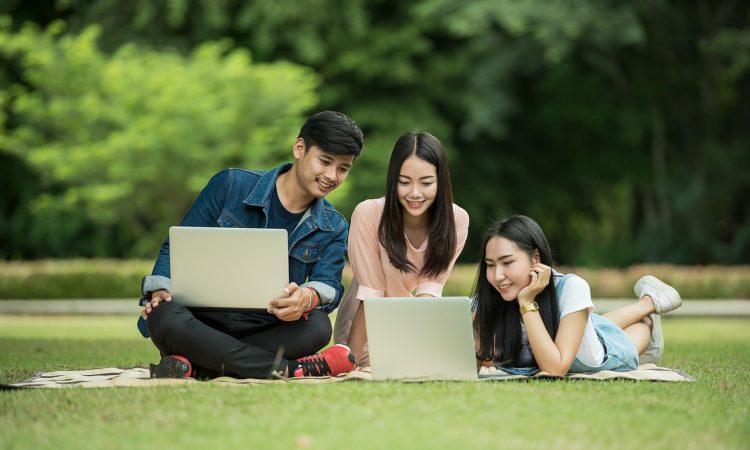 Étudiants qui regardent un ordinateur.