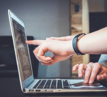 Personne qui pointe une étude sur un ordinateur