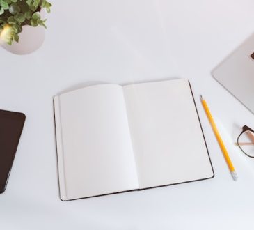 Livre et ordinateur
