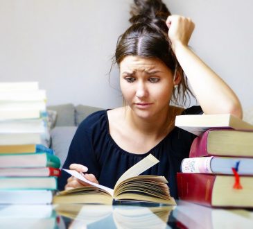 Une jeune fille qui a de la difficulté à étudier.