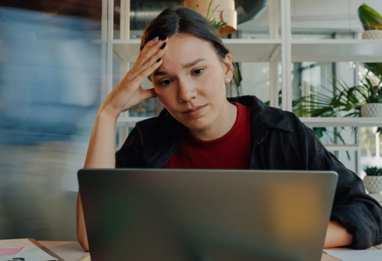 Personne découragée devant son ordinateur