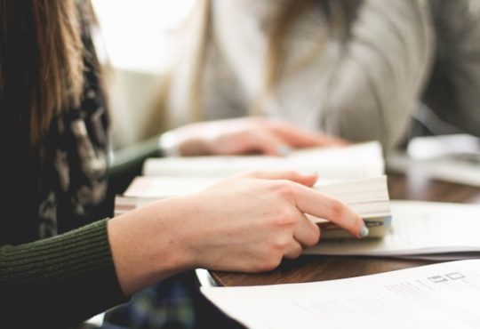 Personne qui regarde un livre