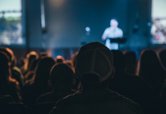 Personne qui parle devant une audience