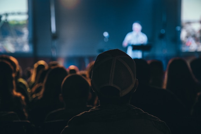 Personne qui parle devant une audience