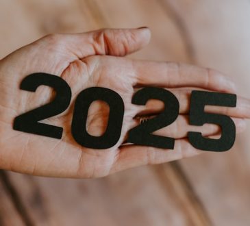 Main avec 2025