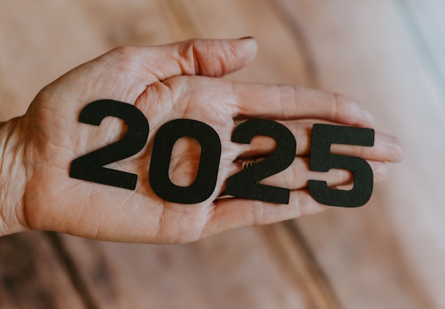 Main avec 2025