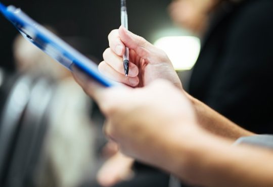 Quelqu'un prend des notes